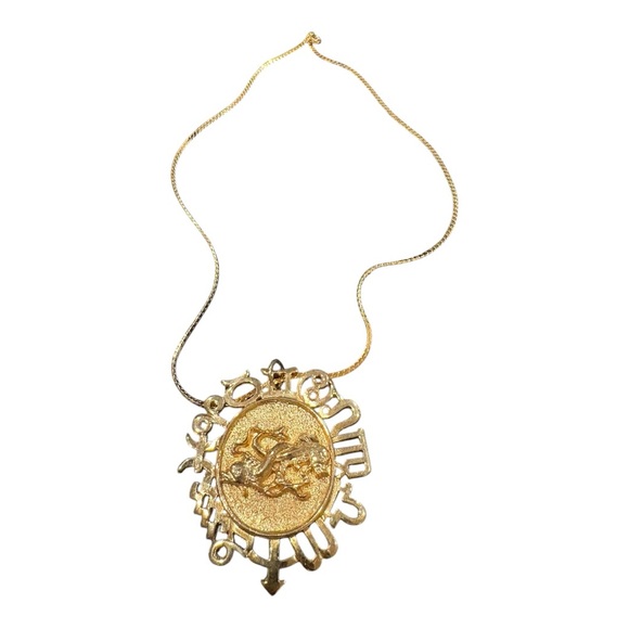 Jewelry - Vintage Gold Tone Chinese Dragon Zodiac Medallion Pendant Necklace J24